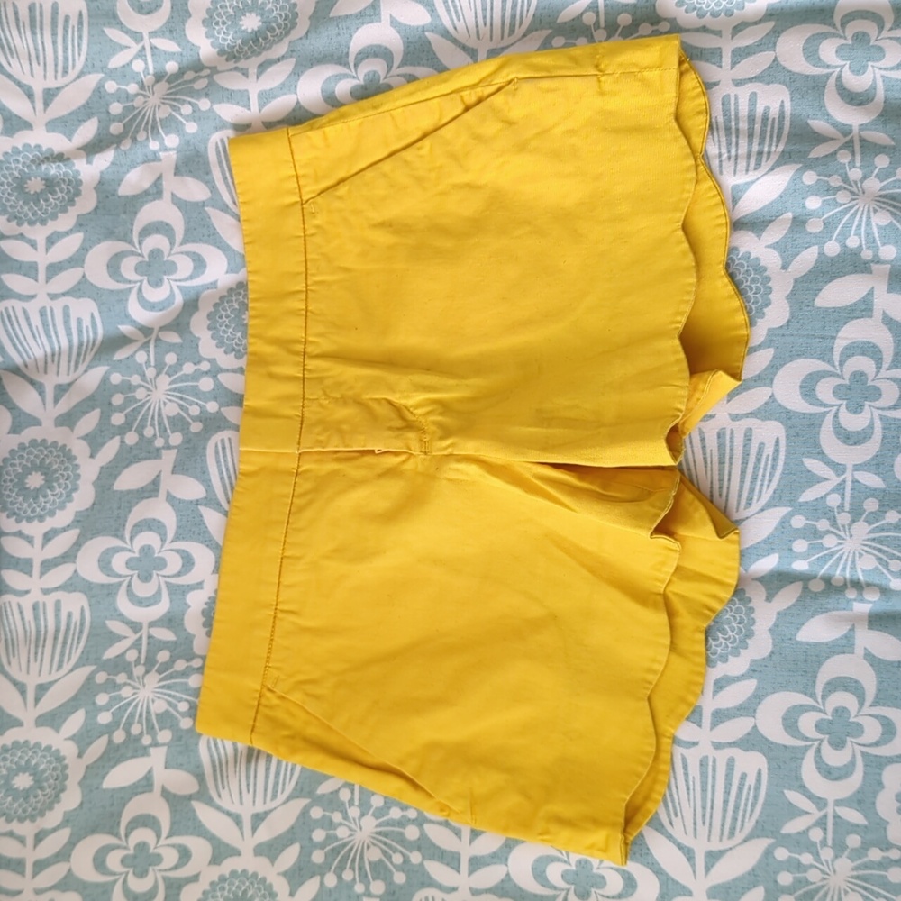 EUC Sz 0 Yellow Club Monaco scalloped hem shorts ✨